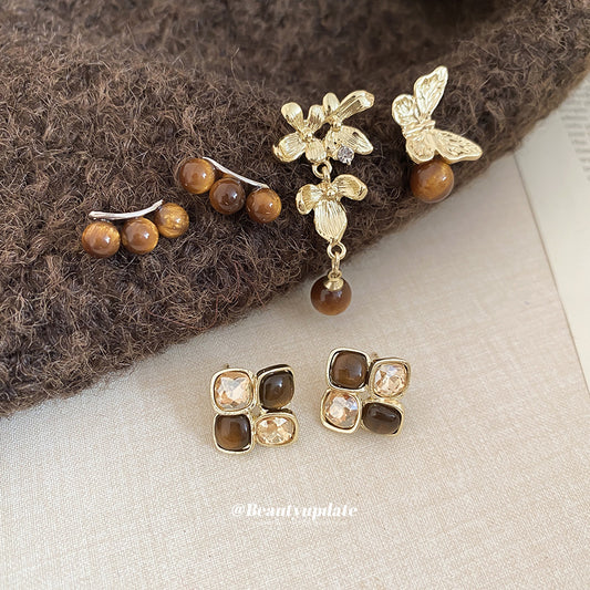 Pendientes de Resina Retro Florales con Postes de Acero Chapados en Oro para Mujer, Tono Marrón Tierra, Joyería Elegante y Versátil de Lujo para la Oreja