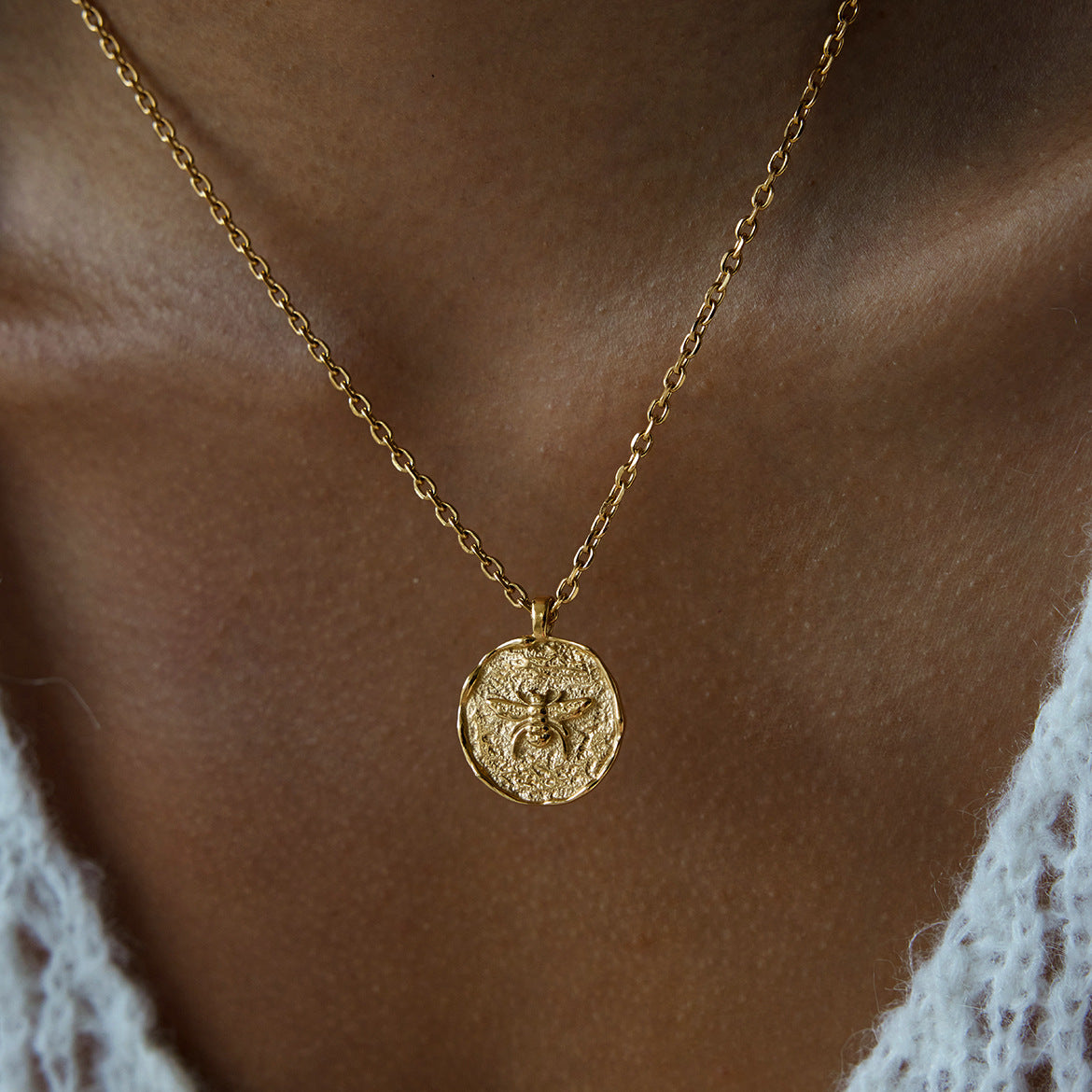 Collar de Acero Inoxidable Chapado en Acero de Titanio con Colgante de Abeja Geométrica para Mujer