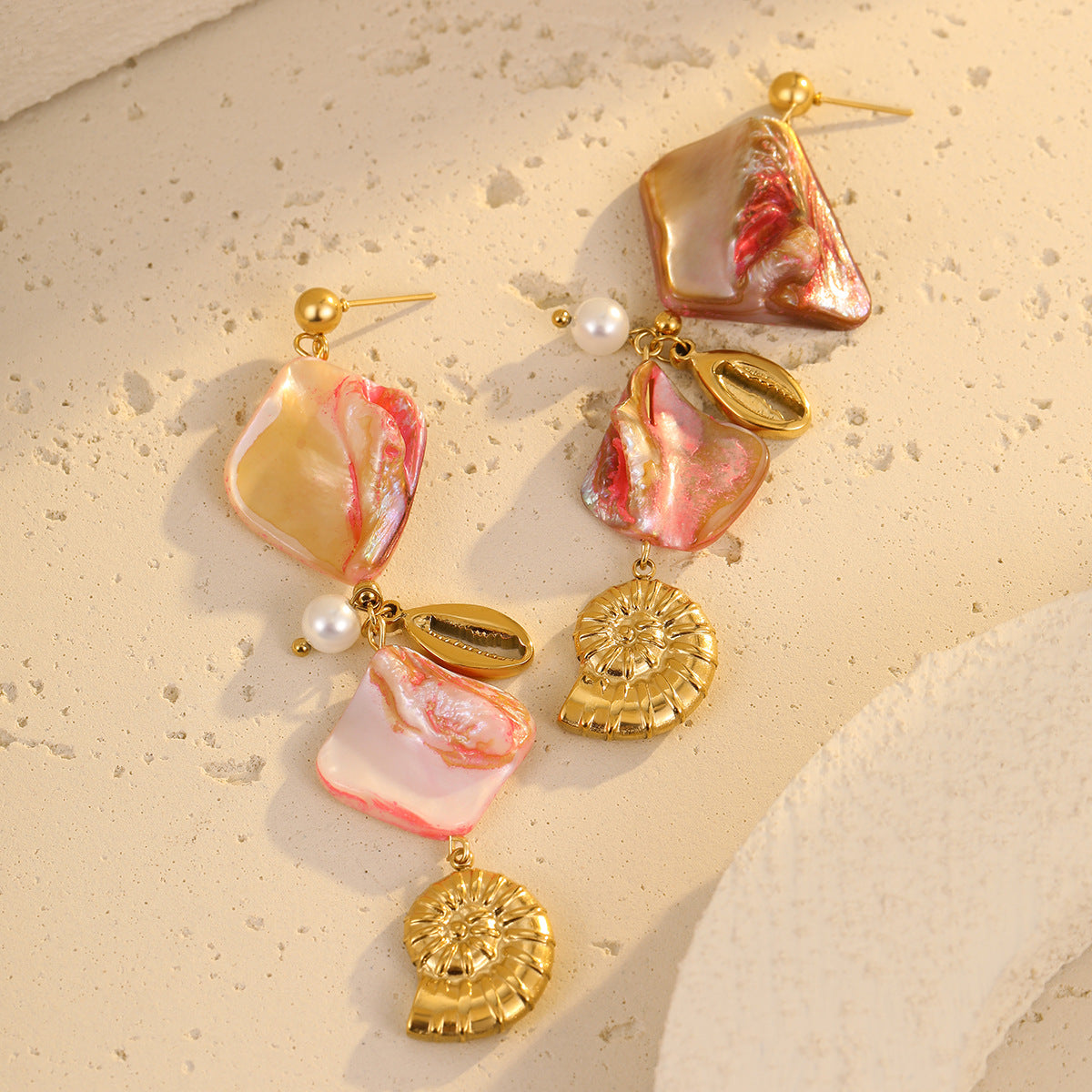 Orecchini a perno conchiglia con nappa in stile spiaggia bohémien, in acciaio inossidabile e perle conchiglia in titanio, colore rosa