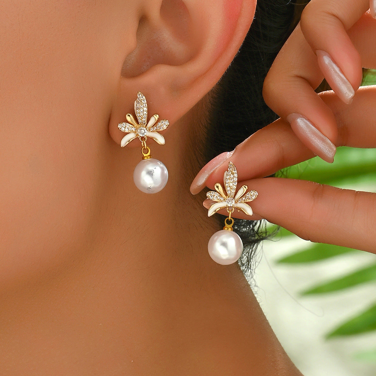 Pendientes minimalistas de cobre con forma de hoja de coco, incrustaciones de pedrería y detalles de perlas para mujer