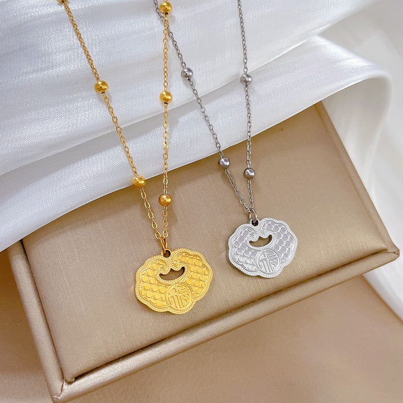 Collana con ciondolo minimalista in acciaio al titanio a forma di nuvola e carattere Fu, placcata oro, con delicata catena a clavicola, da donna