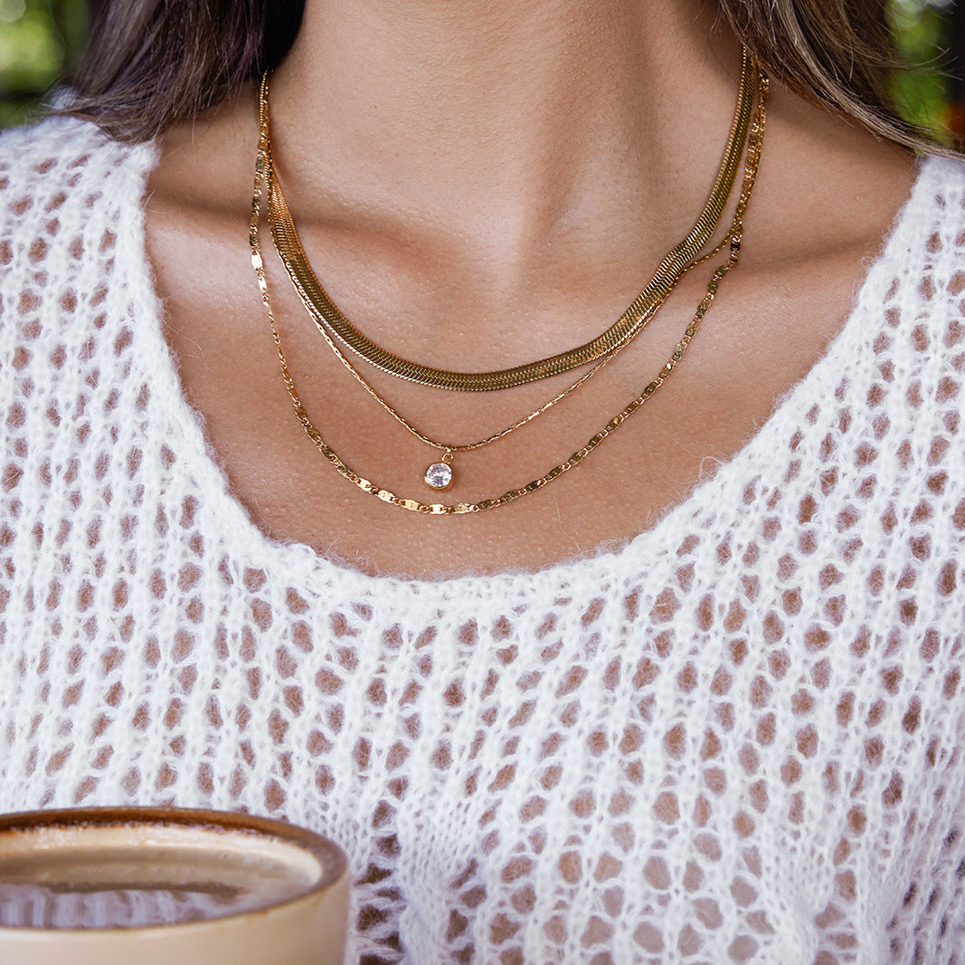 Collana da donna minimalista geometrica in acciaio al titanio placcato con zirconia, lunghezza regolabile e catena a clavicola a strati in acciaio inossidabile