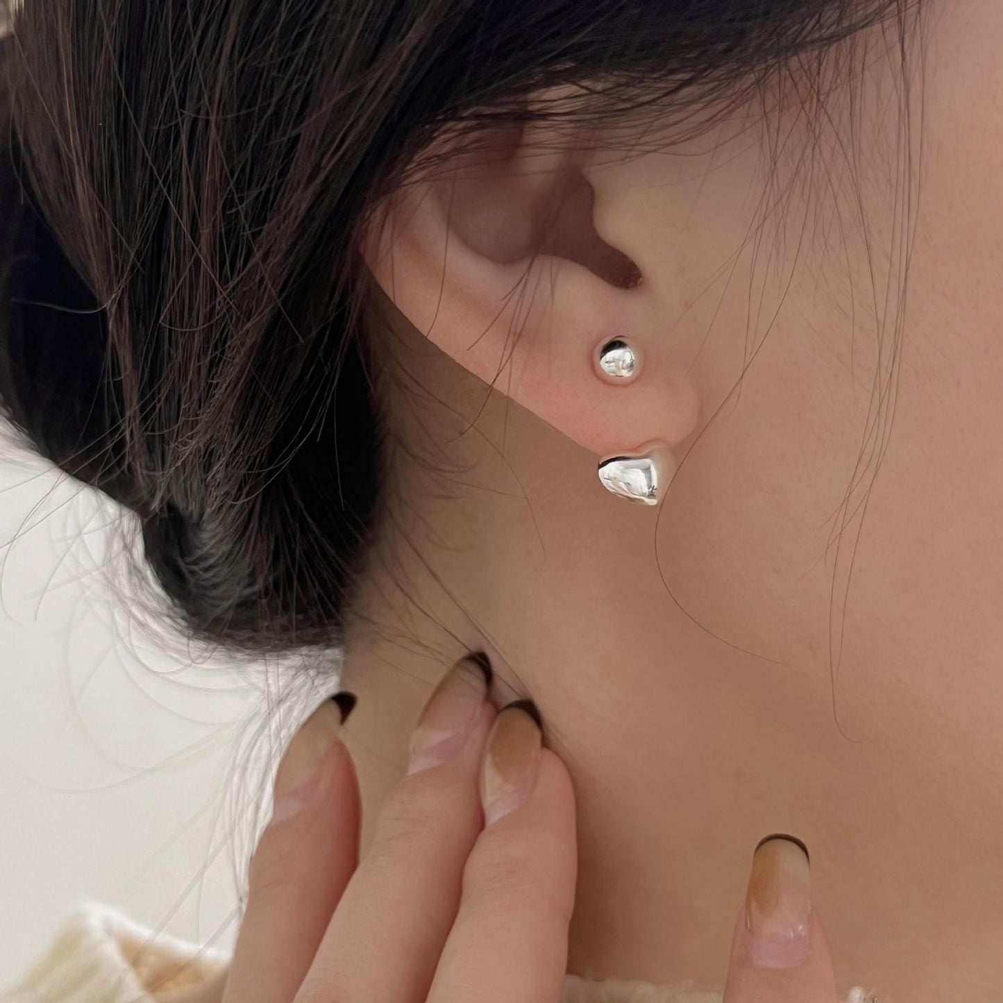 Pendientes de tuerca minimalistas de plata de ley 925 con forma de corazón, acabado pulido y detalles de bordes geométricos
