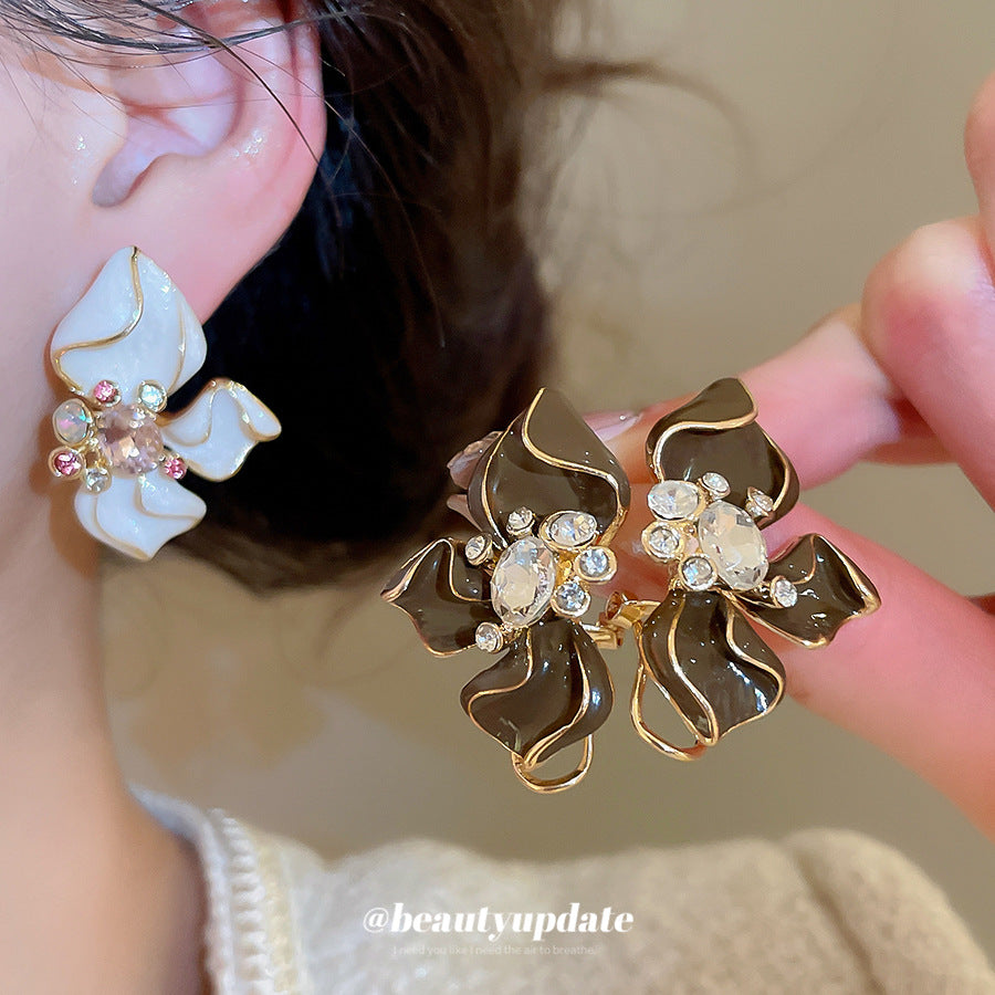 Orecchini a perno da donna in lega smaltata, con motivo floreale vintage e strass