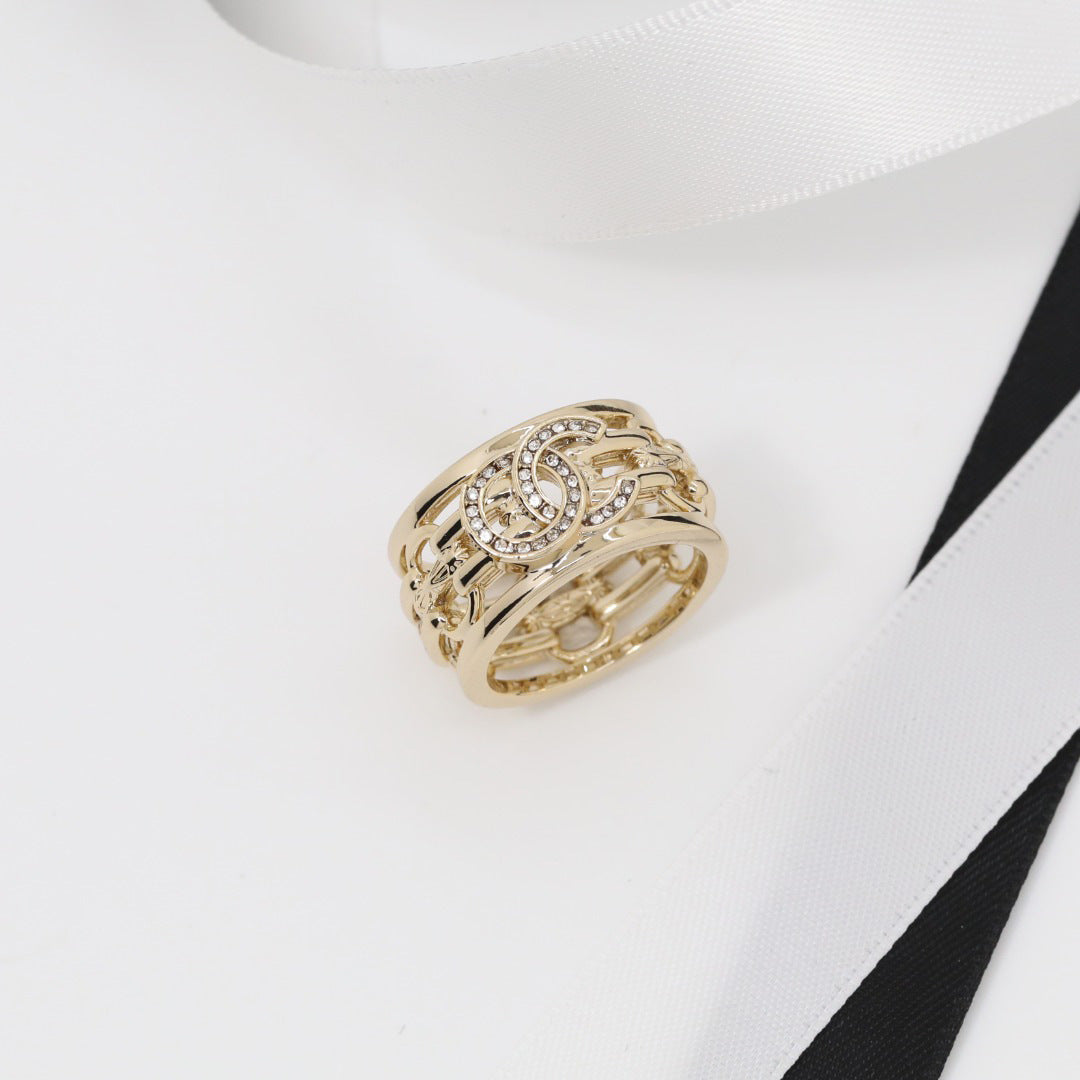 Anello "Sweet Luxury" da donna placcato oro in ottone con maglie cubane e design a doppia C con strass