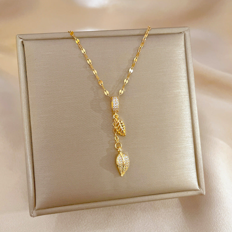 Collana con ciondolo a foglia in acciaio al titanio lussuoso vintage con zirconi, a catena corta