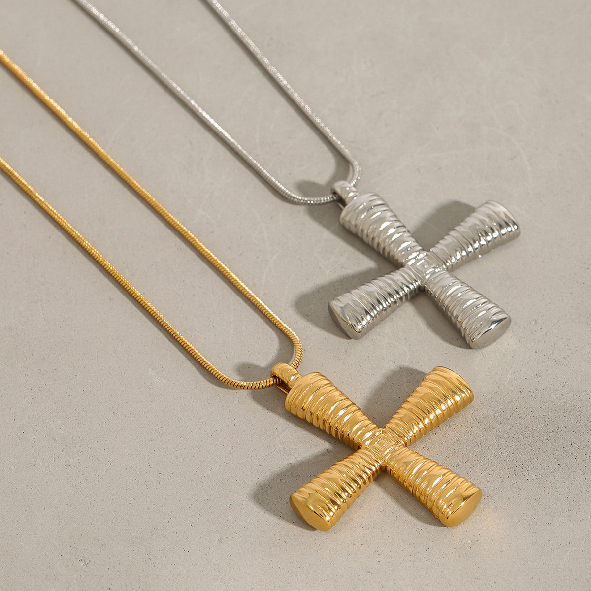 Collar con colgante de cruz minimalista para mujer de acero de titanio con acabado galvanizado