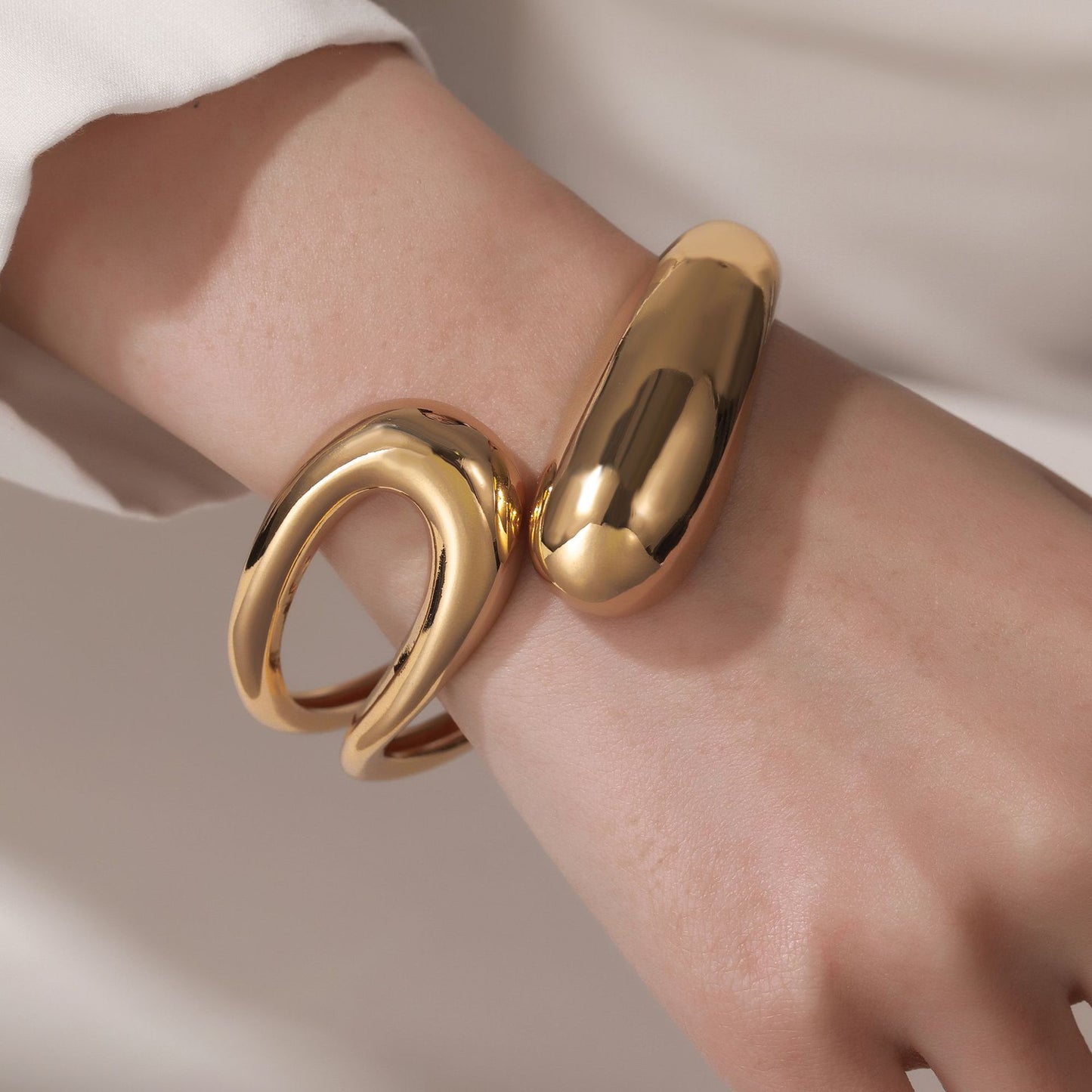 Bracciale rigido aperto da donna in lega placcata, geometrico, con trama ondulata irregolare e minimalista