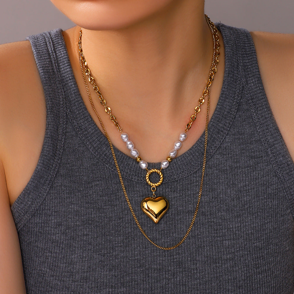 Collana con ciondolo minimalista a forma di cuore in acciaio inossidabile con charm in acciaio al titanio e finitura placcata in oro 18 carati per donna