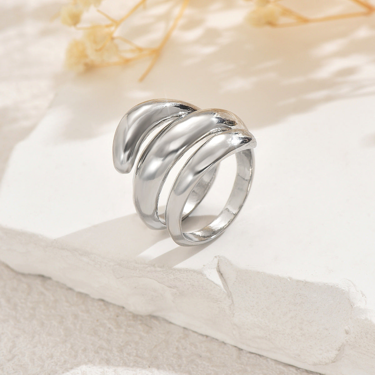 Anillo Abierto Geométrico para Mujer Hecho de Cobre con Acabado Chapado, Banda Apilable Minimalista y a la Moda
