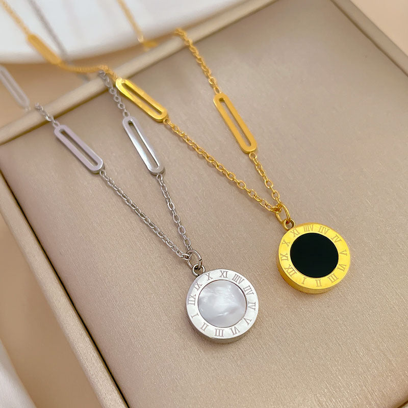 Collar con Colgante de Números Romanos en Nácar, Geométrico y Minimalista, de Acero de Titanio con Baño de Oro para Mujer