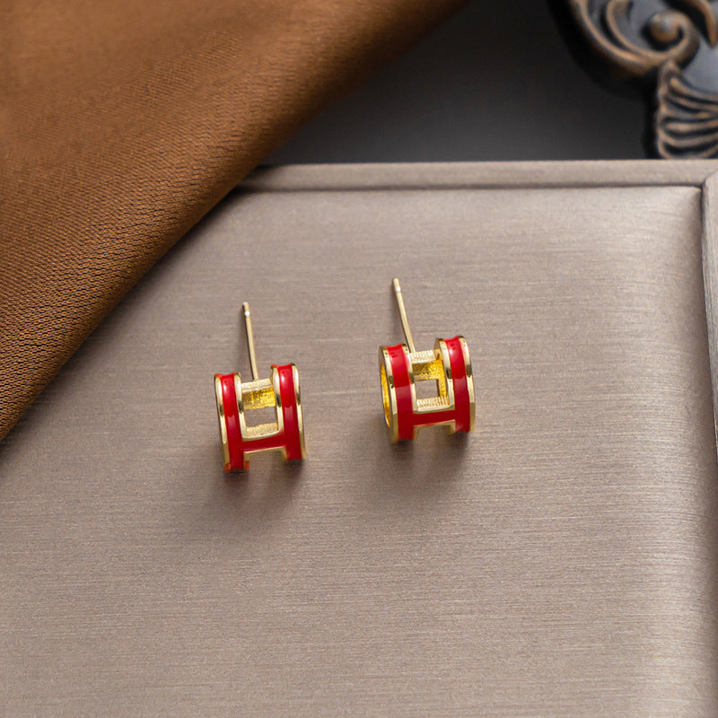 Orecchini a perno Saturno minimalisti color oro in ottone con zirconi per donna
