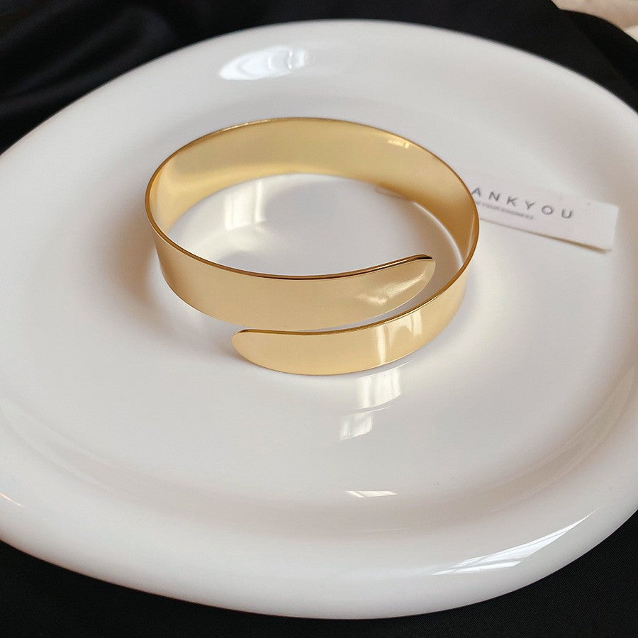 Pulsera Cóncava Irregular Minimalista para Mujer en Aleación de Latón con Acabado Galvánico