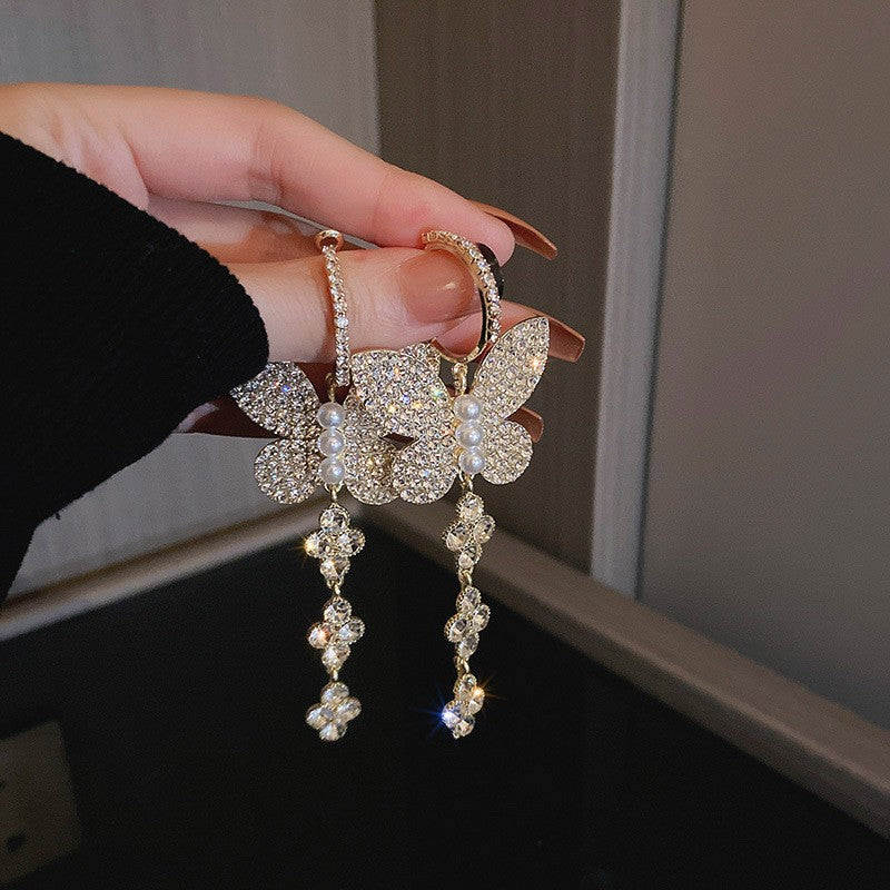 Orecchini a perno di lusso con lega geometrica irregolare e intarsio di strass, placcati argento, alla moda e versatili da donna