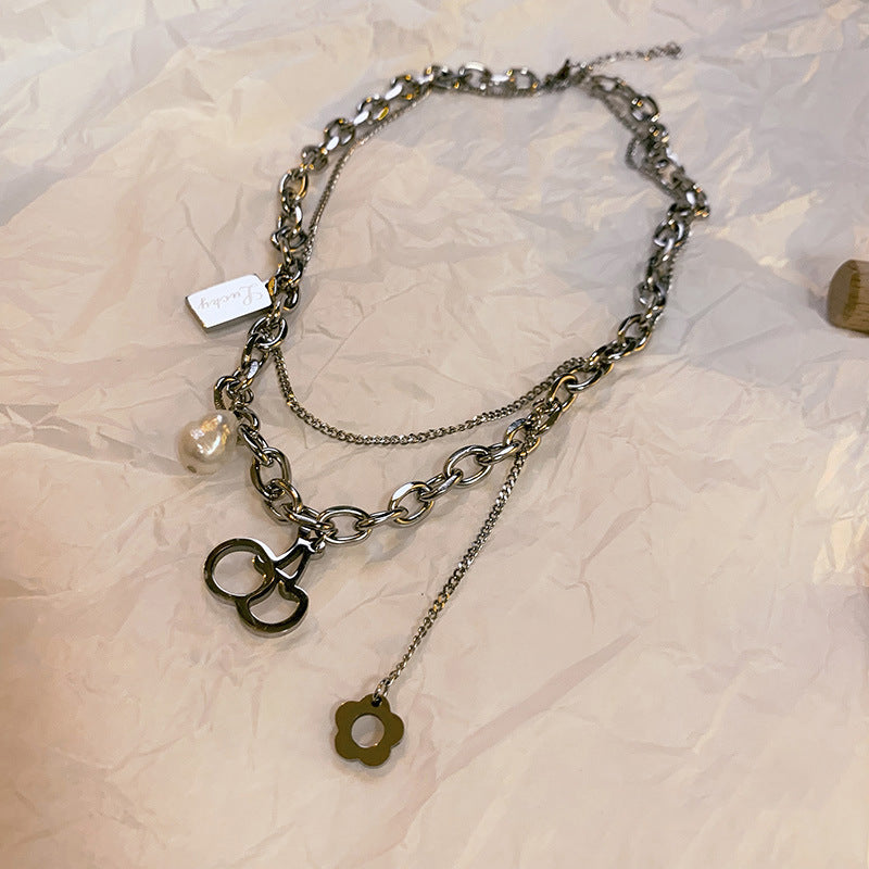 Collana con ciondolo floreale di ciliegie e perle dallo stile dolce e audace, per donna e uomo, in acciaio al titanio lucido con catena a croce a doppio strato