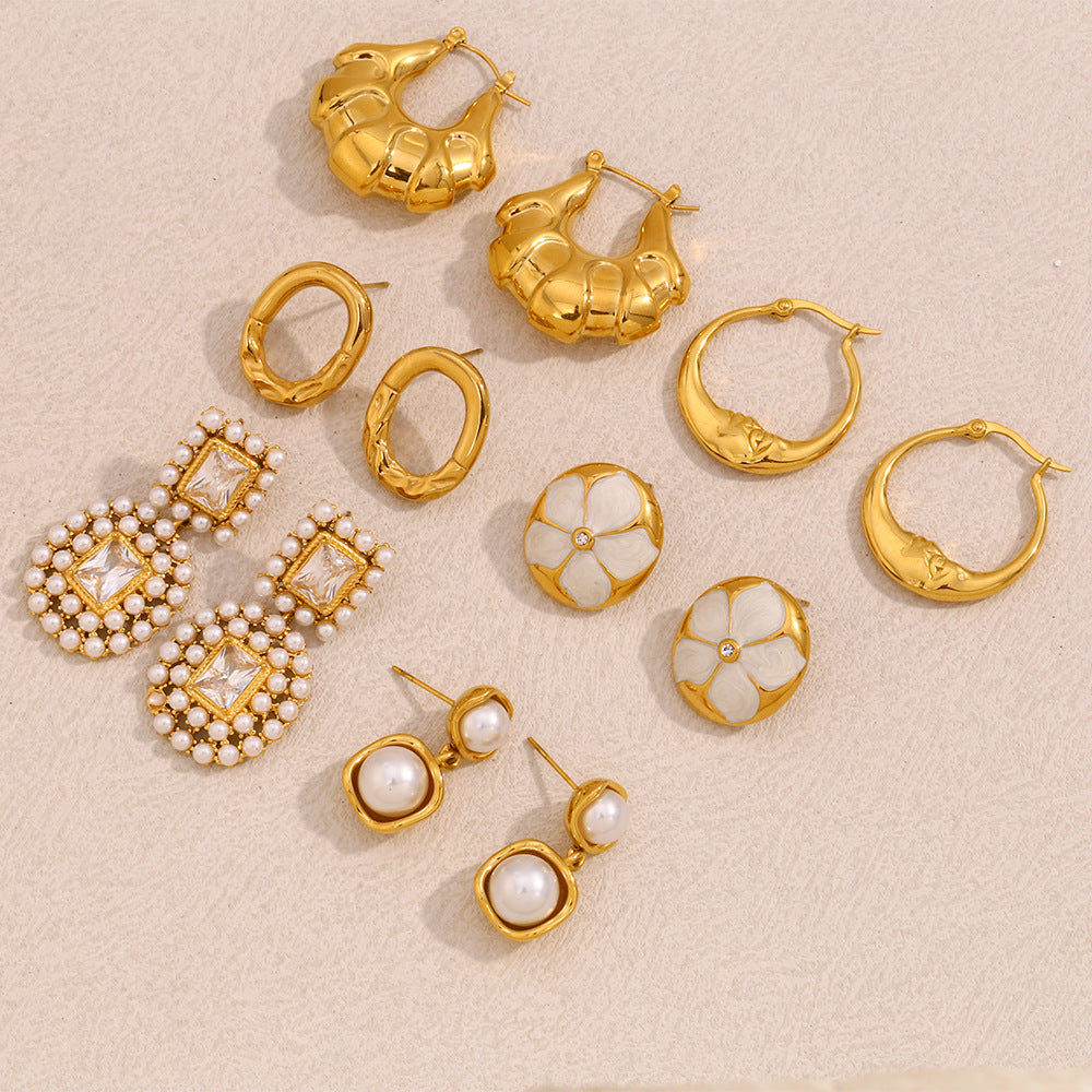 Collana Minimalista Elegante con Ciondolo Ovale Traforato a Motivi Floreali in Acciaio Inossidabile, Placcatura in Oro 18K e Accenti di Zirconi