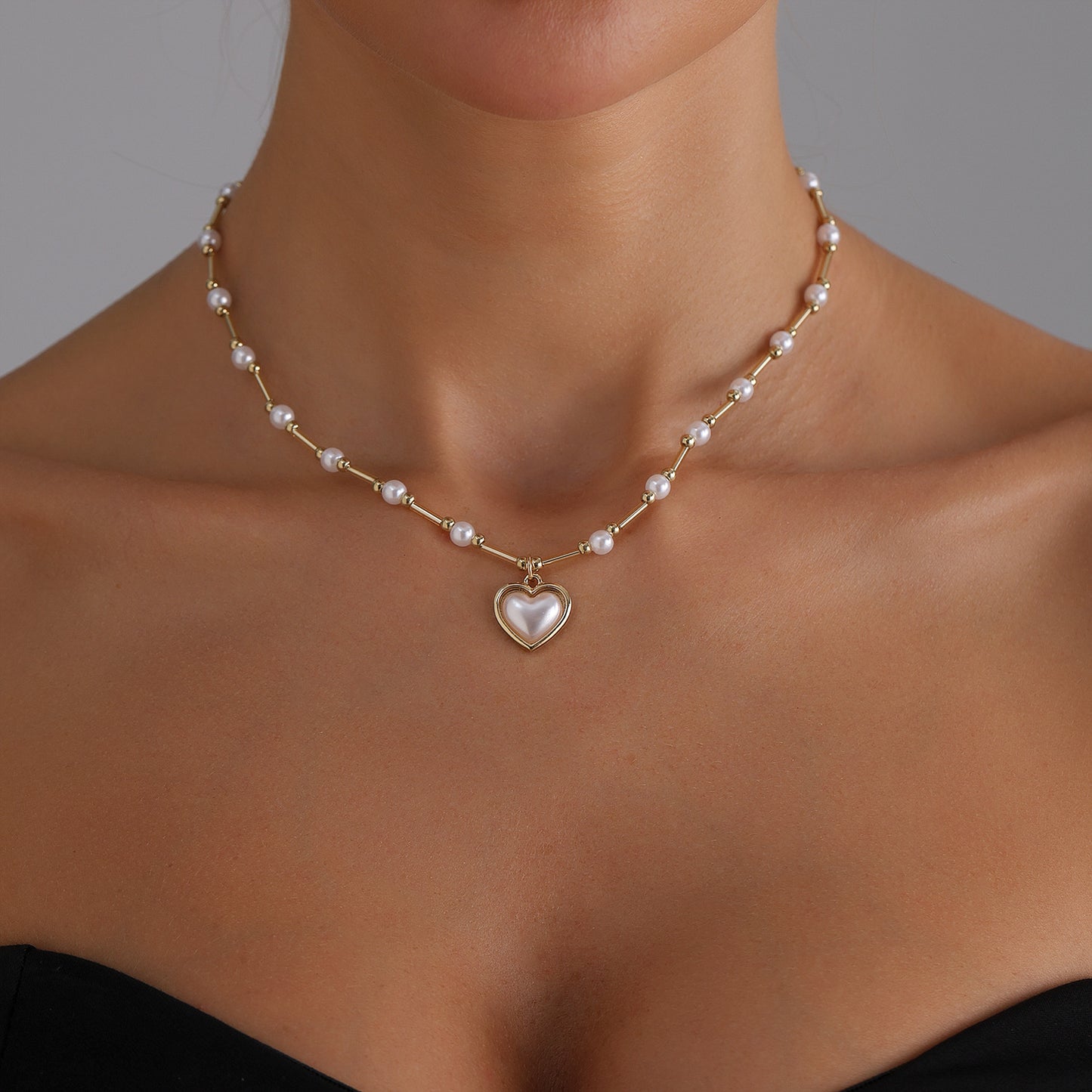 Sweet and Cool Fresh Heart-Shaped Alloy Pendant Necklace for Women with Rhinestone Inlay and Plated Finish