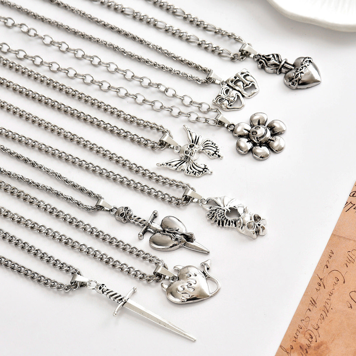 Collana Punk Vintage a Croce con Teschio e Ciondolo a Cuore in Lega con Finitura Galvanica per Donna e Uomo