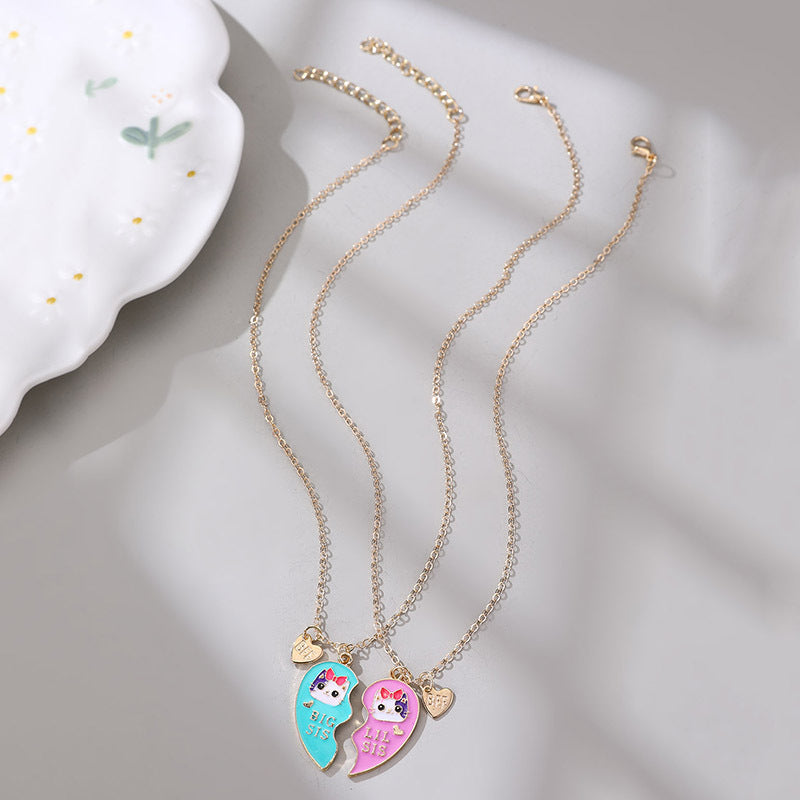 Collana minimalista a forma di fiocco in lega con ciondolo a gatto in resina e finitura smaltata per bambine dai 3 ai 10+ anni