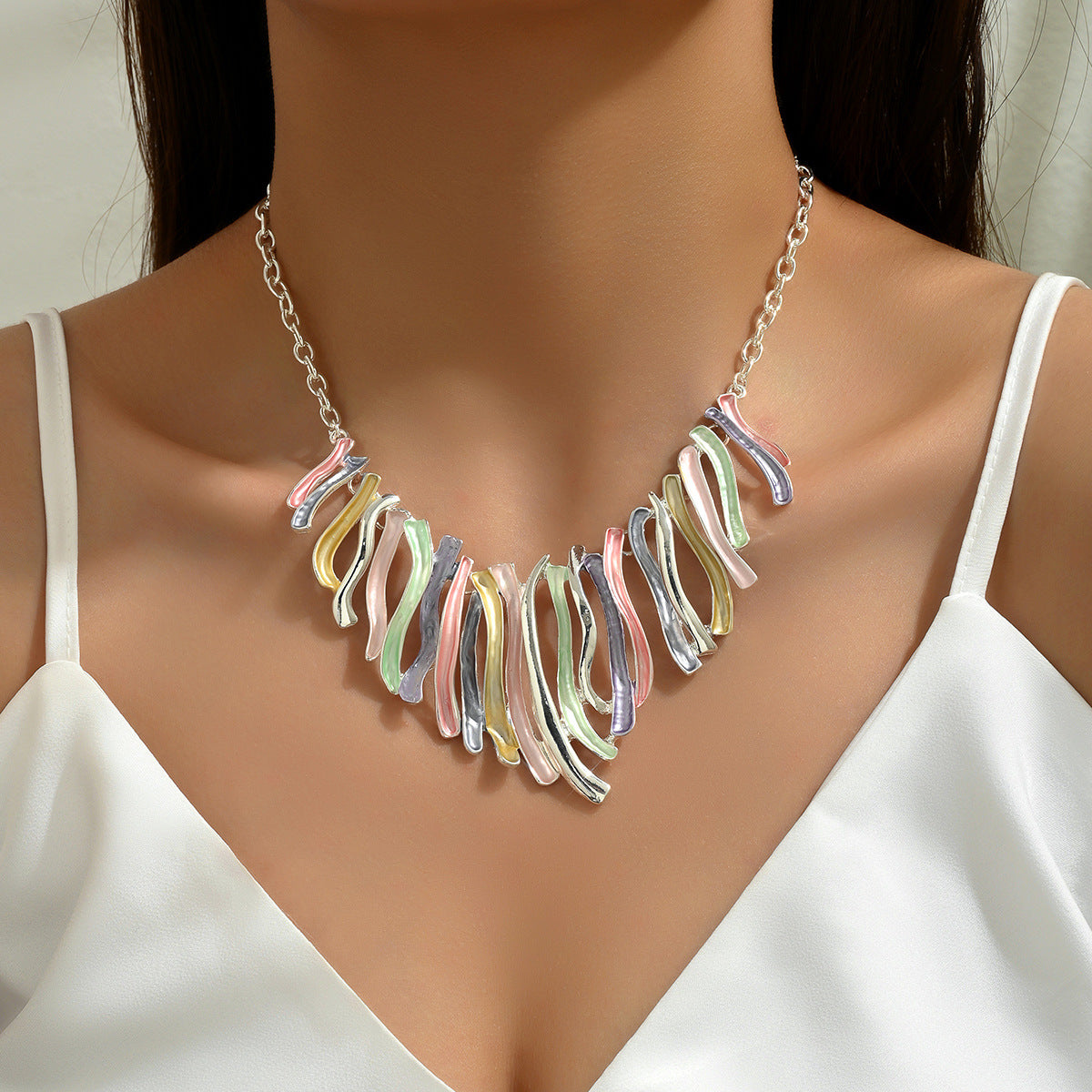 Collana con Pendente Geometrico Minimalista con Finitura Smaltata da Donna, Pendente in Lega a Forma di U Irregolare e a Diamante su Catena Standard