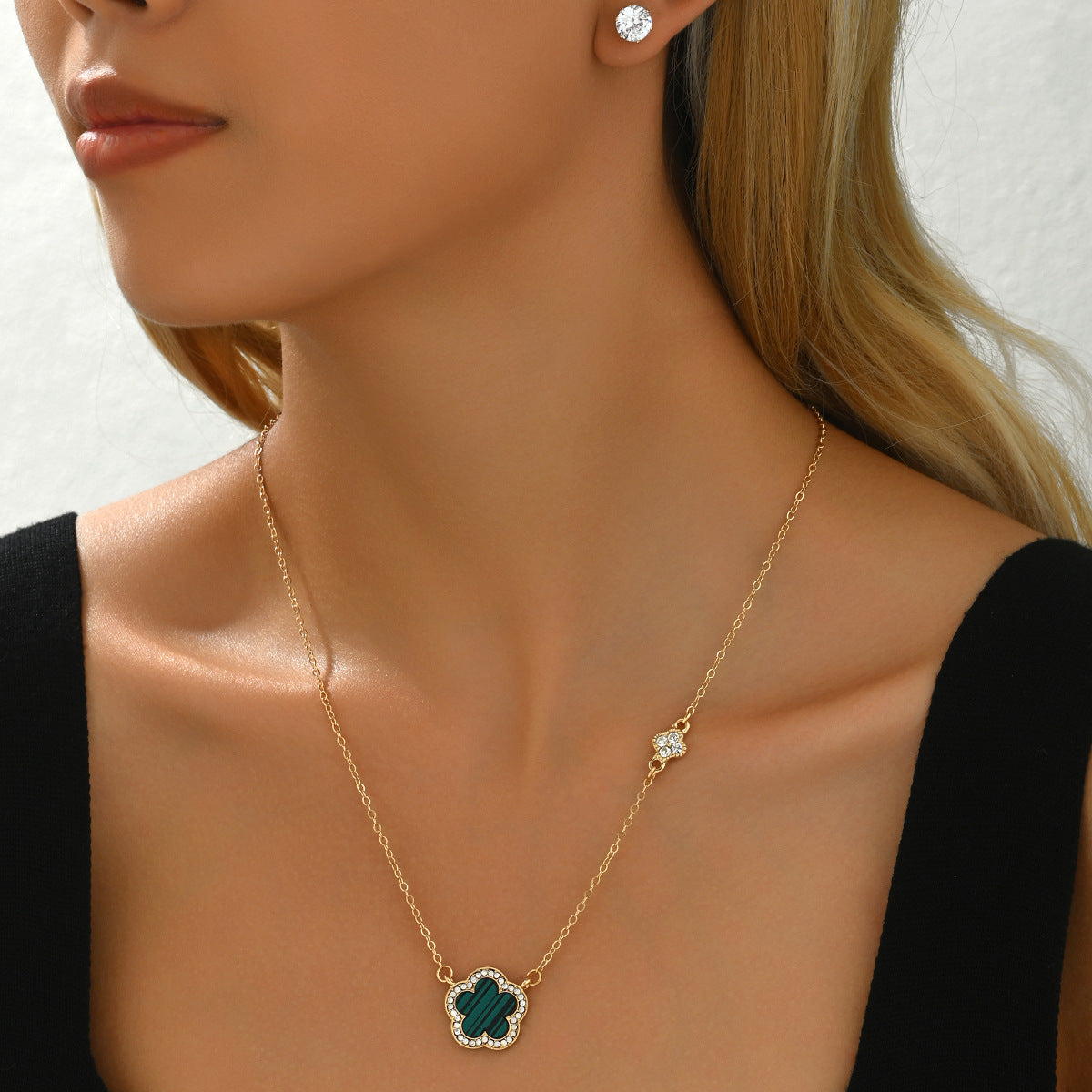 Set collana con ciondolo floreale stile Chanel con intarsio di strass per donna, catena lunga in lega e orecchini abbinati