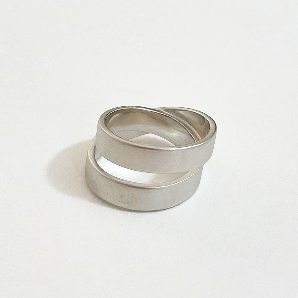 Anello Minimalista in Argento Sterling 925 con Motivo Geometrico Opaco e Design Mobius