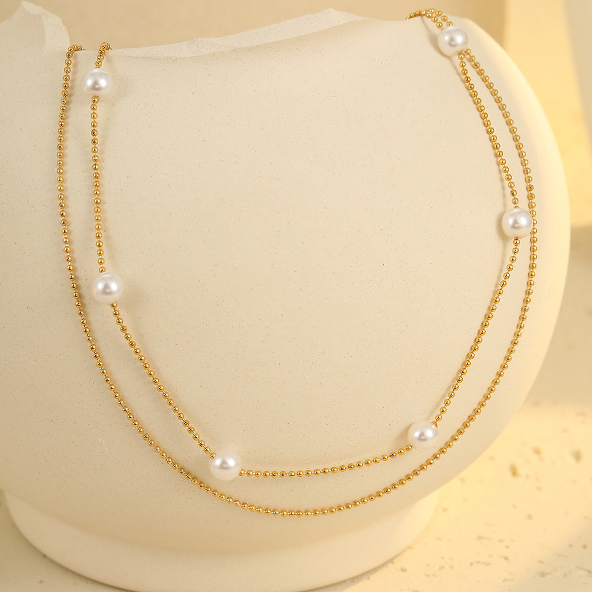 Elegante collar minimalista de acero inoxidable con colgante en forma de corazón y acabado chapado para mujer