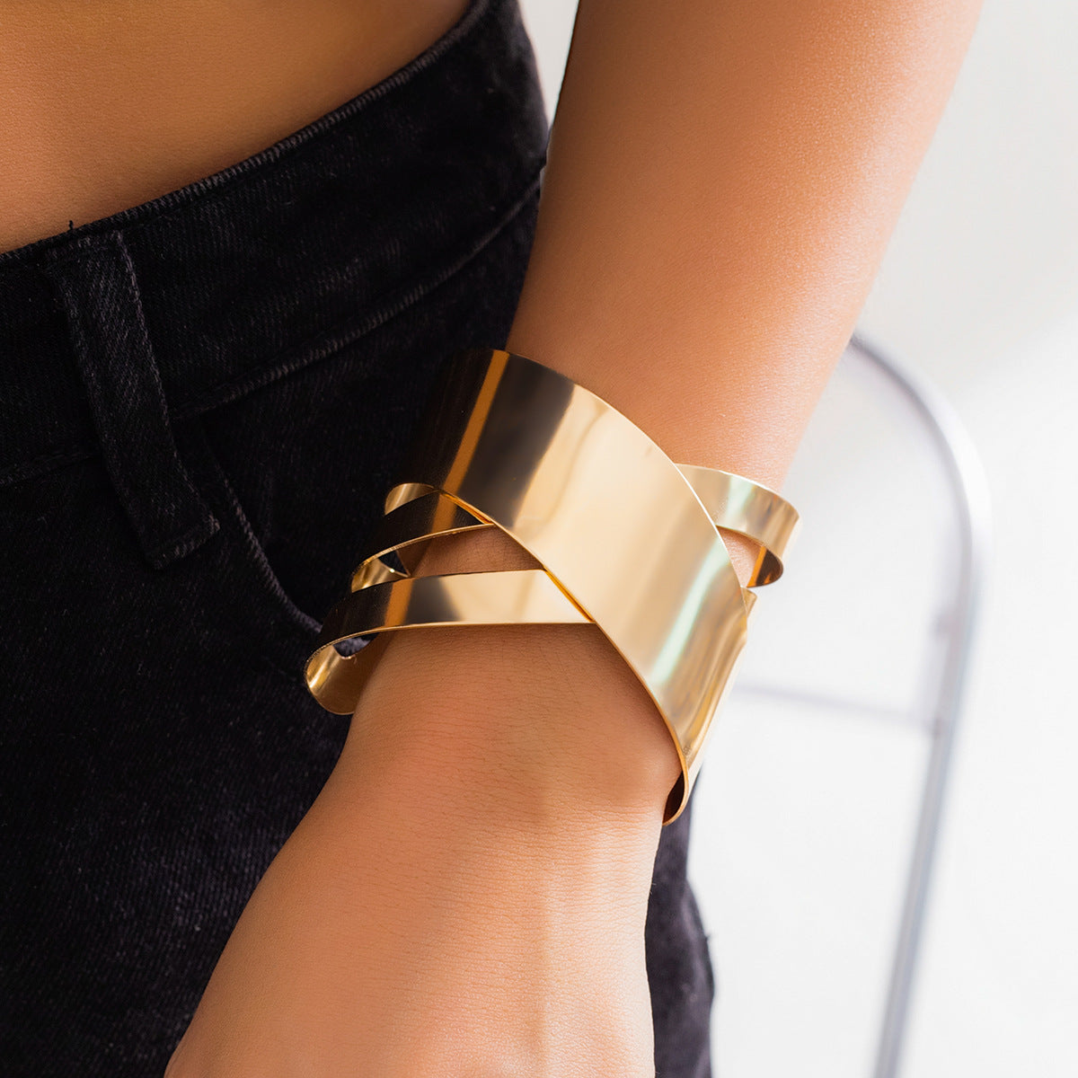 Pulsera de metal geométrica minimalista estilo francés con diseño ahuecado, acabado pulido y diseño abierto