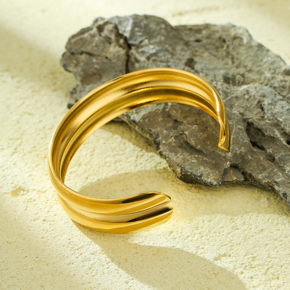 Pulsera doble de acero de titanio ajustable de moda con diseño geométrico texturizado para mujer