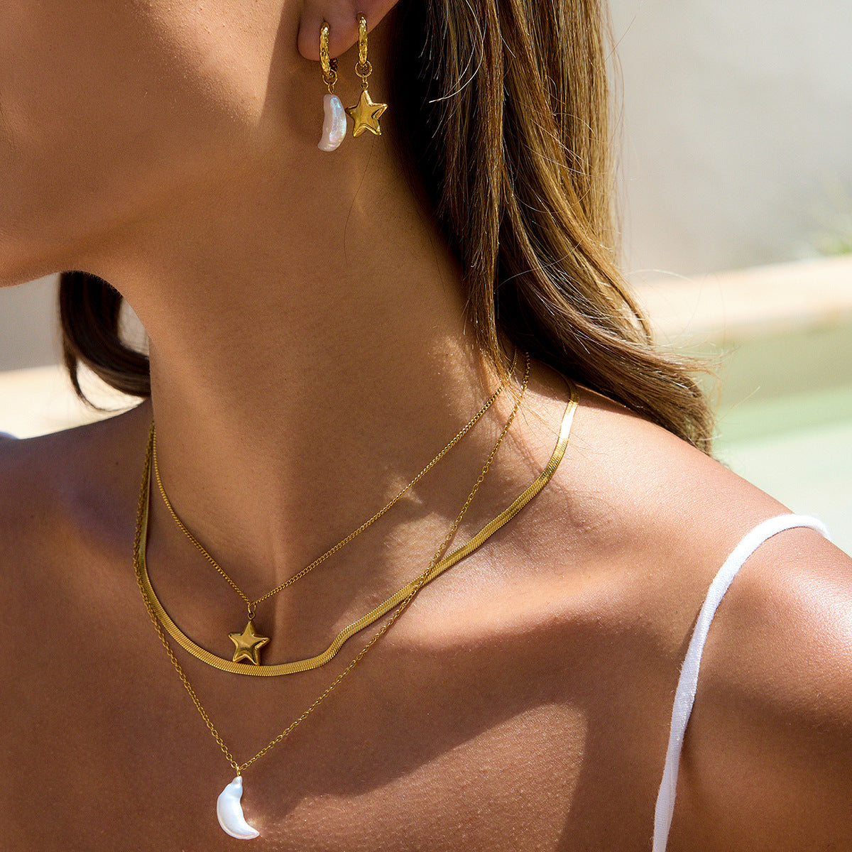 Elegante set collana a strati luna e stella in acciaio al titanio con orecchini a perno in acciaio inossidabile da donna