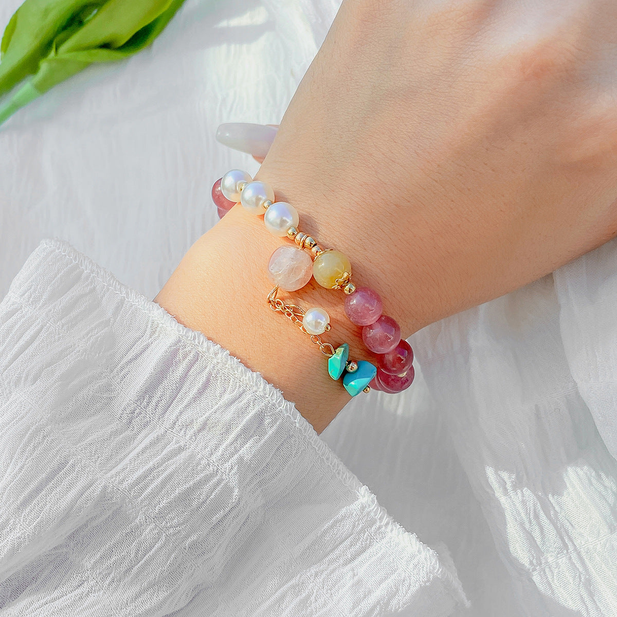 Bracciale Elastico con Perline Turchesi e Dettagli Floreali Rustici a Forma di Farfalla con Cristalli Micro-Pave