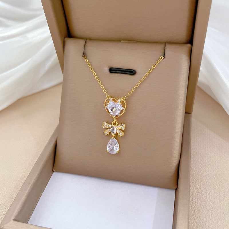 Elegante collar con colgante de mariposa para mujer con incrustaciones de diamantes de imitación en cadena de acero de titanio, cadena de clavícula ligera y delicada