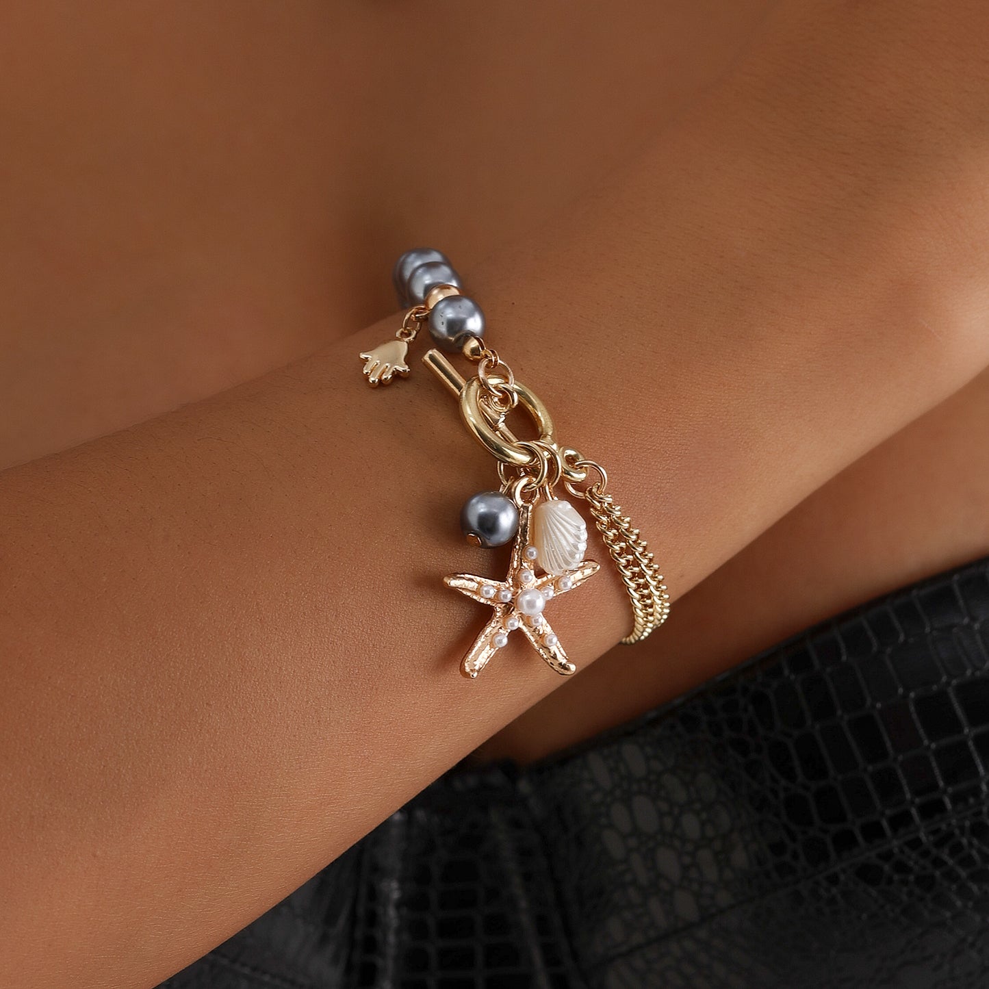 Minimalist Star and Hand Pendant Alloy Necklace with Plated Finish for Women