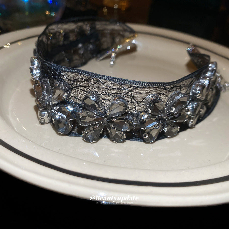 Collana a Pendente a Goccia con Fiori Romantici Scuri da Donna con Intarsio di Strass su Fascia in Chiffon, Catena a Clavicola Minimalista in Lega