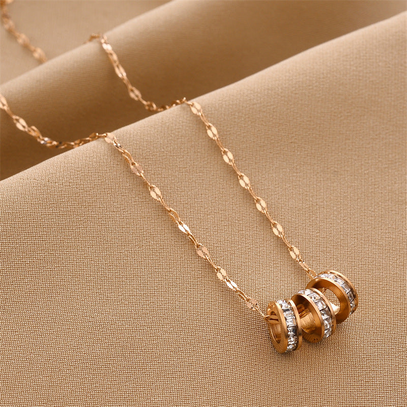 Collana Minimalista Geometrica in Acciaio Titanio con Tre Strass Verdi da Donna