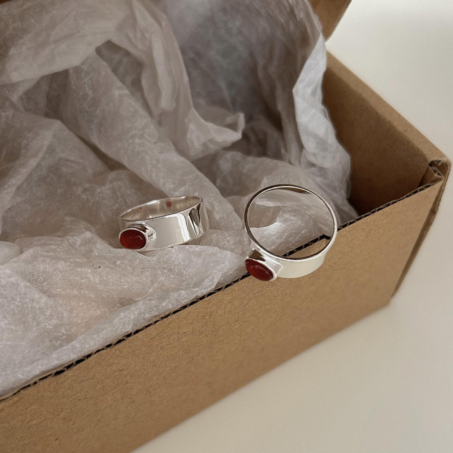 Anillo Geométrico Minimalista de Plata de Ley 925 con Detalle Cuadrado Biselado para Mujer