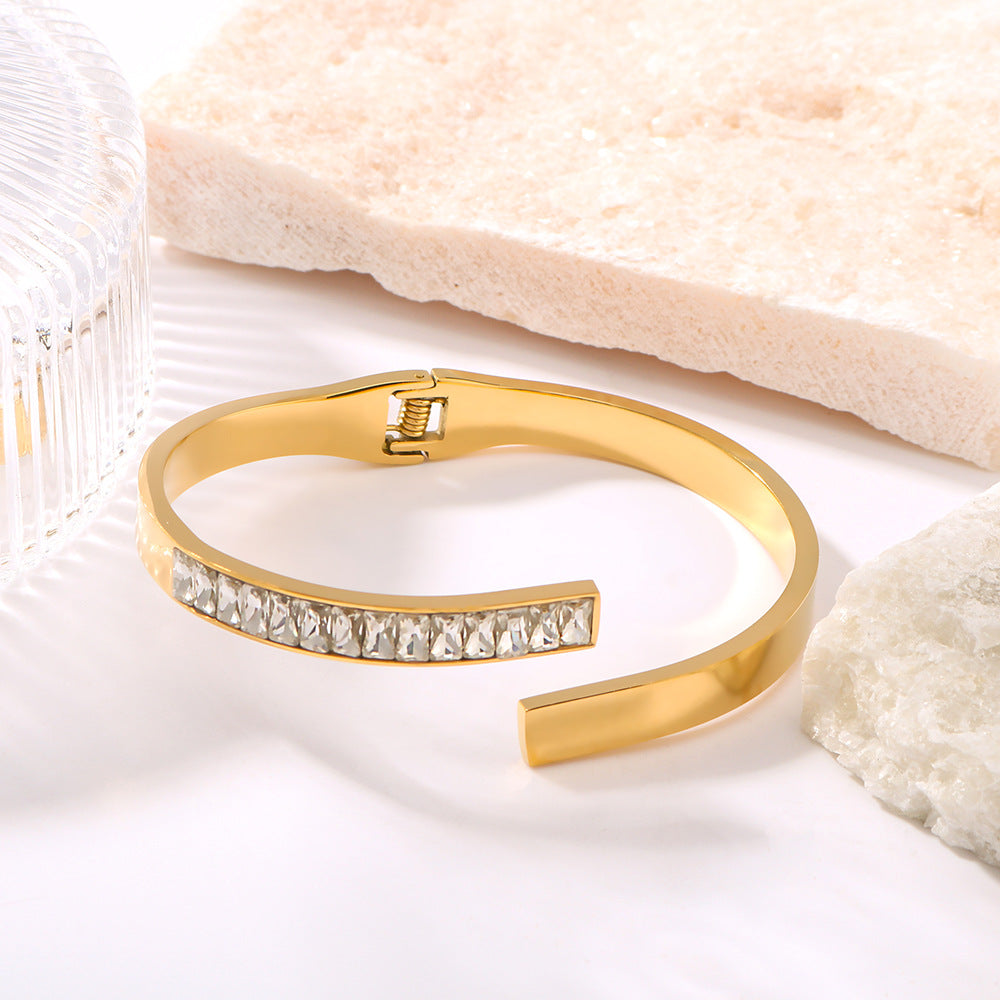Bracciale minimalista in acciaio inossidabile con intarsio in zirconi quadrati e chiusura a molla da donna