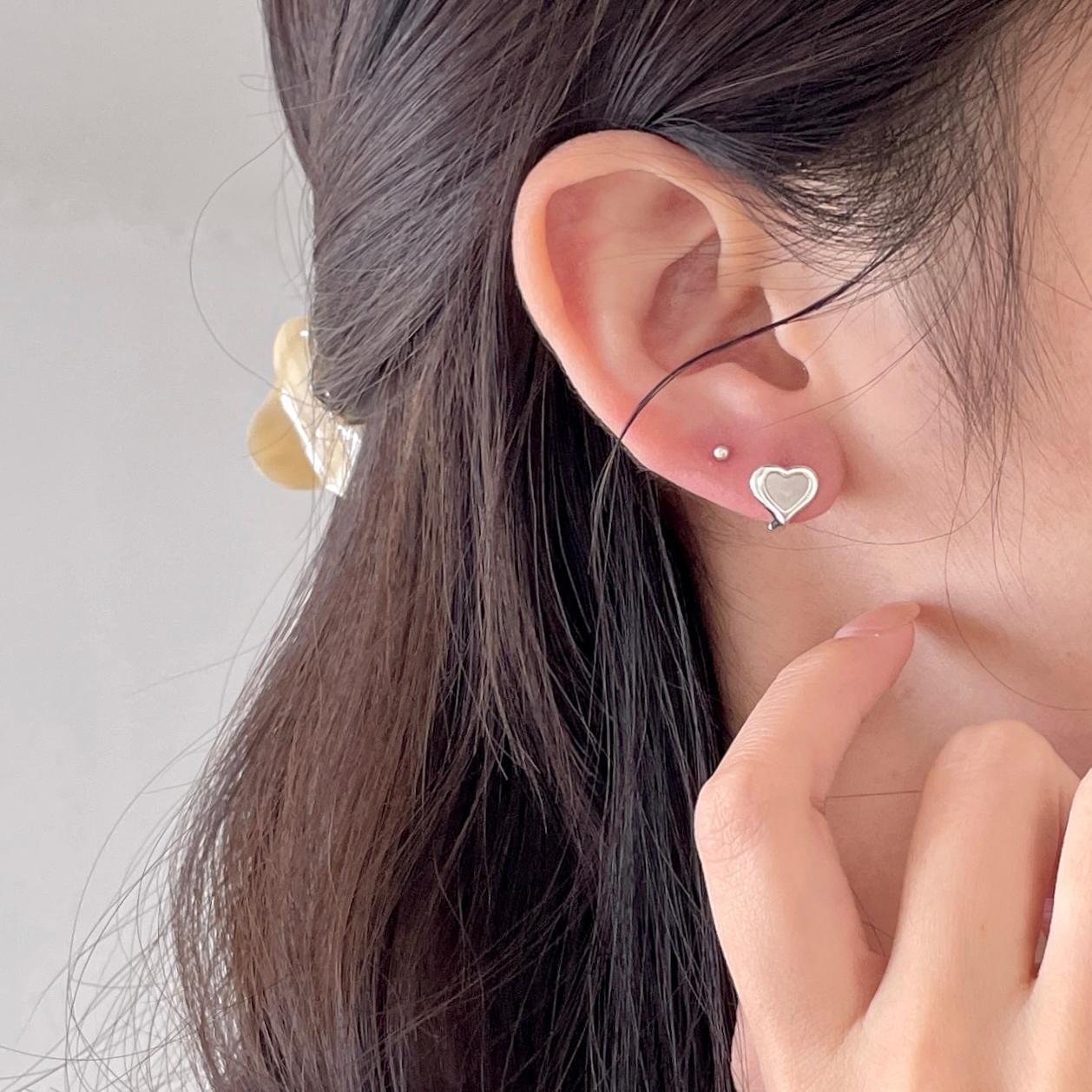Orecchini a perno a forma di cuore con conchiglia e fiocco minimalista in argento sterling 925 placcato oro