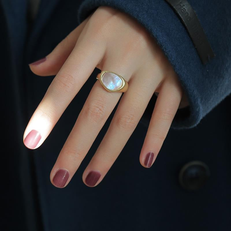 Anello da donna regolabile placcato oro con accenti in madreperla bianca, geometrico, ispirato al minimalismo giapponese