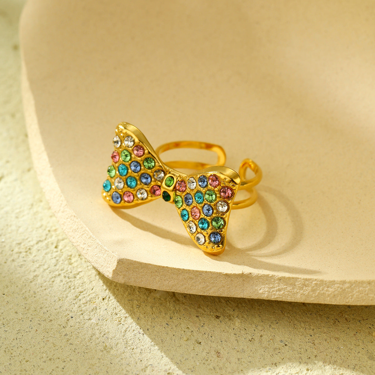 Elegante conjunto de pendientes y collar con forma de lazo de acero de titanio con incrustaciones de pedrería colorida para mujer
