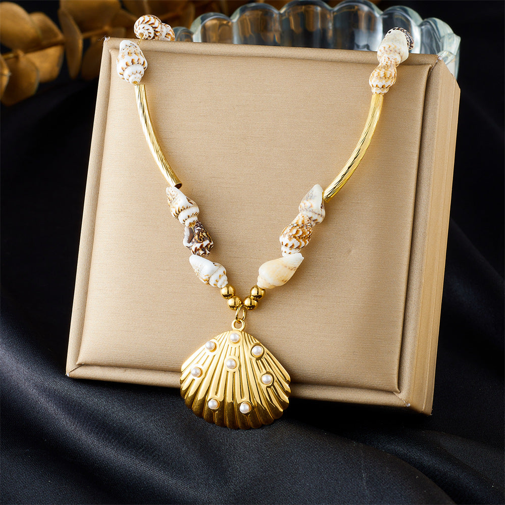 Collana con ciondolo a conchiglia in acciaio inossidabile da donna stile retrò tropicale con finitura placcata e catena a scatola