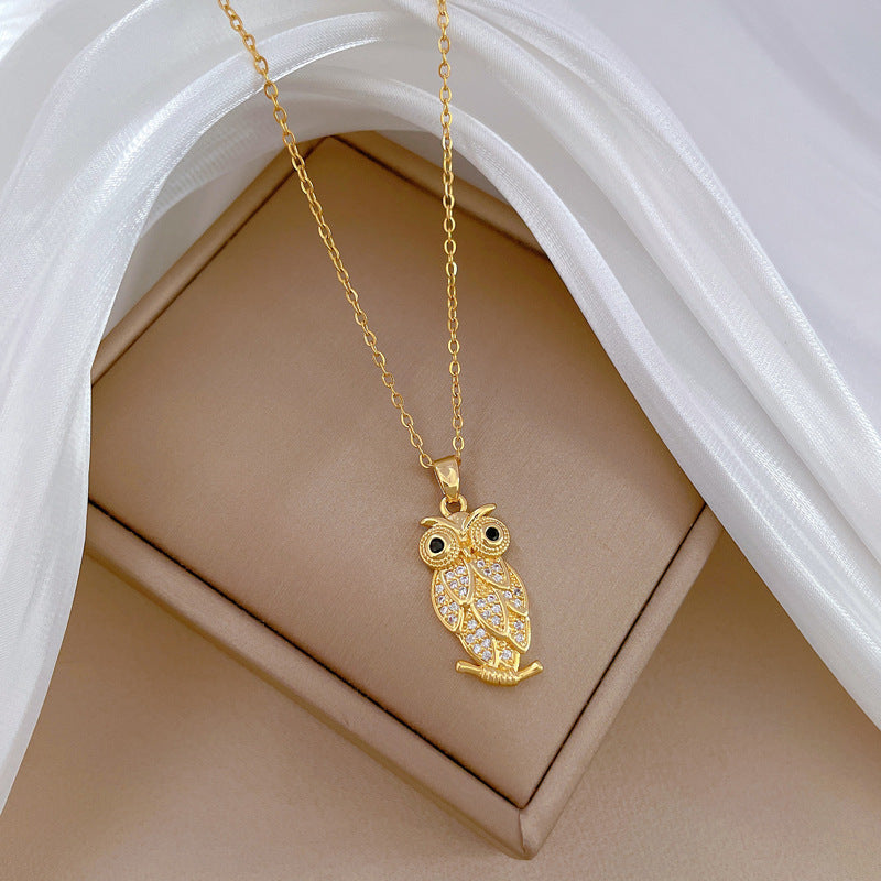 Collana con ciondolo a forma di gufo di lusso per uomo e donna con intarsio completo di strass, catena in acciaio al titanio, design geometrico, elegante gioiello per la clavicola