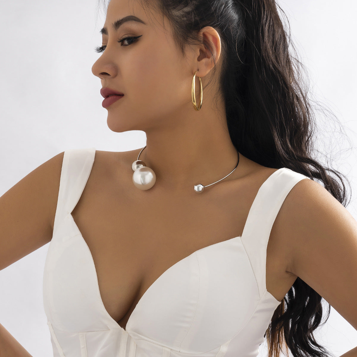 Collana da donna a cerchio asimmetrico minimalista con costruzione in resina plastica galvanizzata e design geometrico