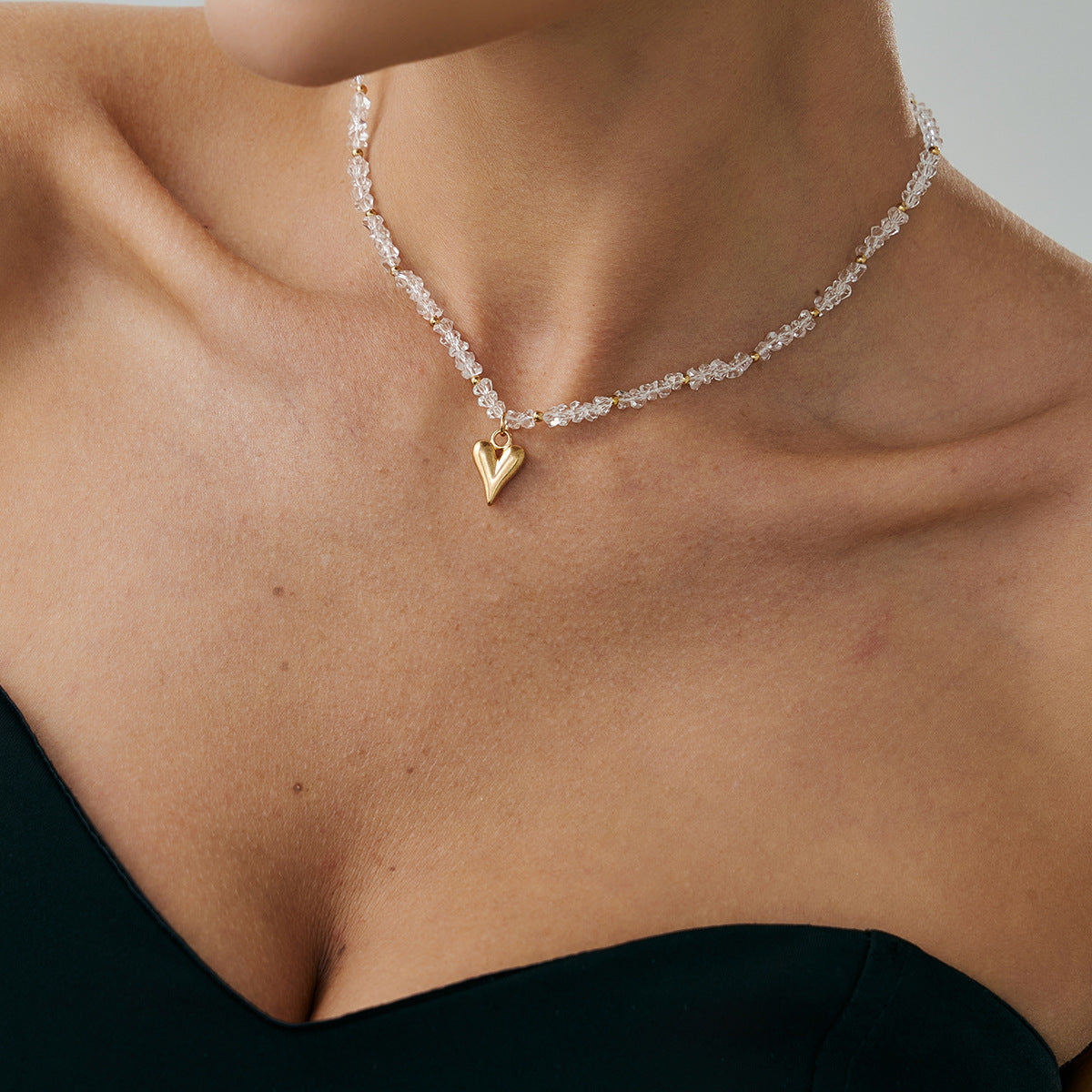 Collana Minimalista con Ciondolo a Cuore in Lega, con Strass Intarsiati e Design Irregolare