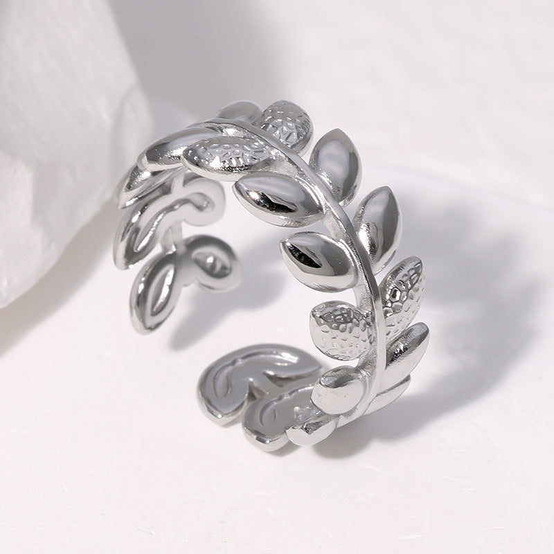 Anello da donna regolabile a fascia aperta in acciaio inossidabile placcato oro 18K a forma di foglia, stile minimalista