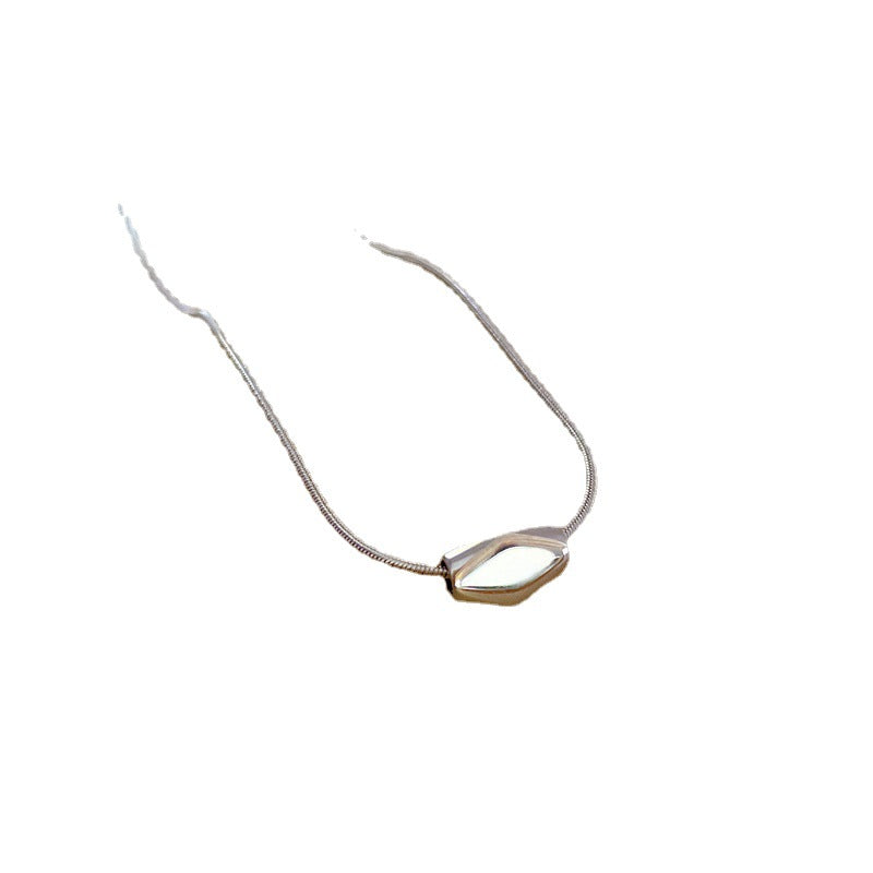 Collar con colgante de rombo geométrico minimalista para mujer de acero titanio con chapado en oro