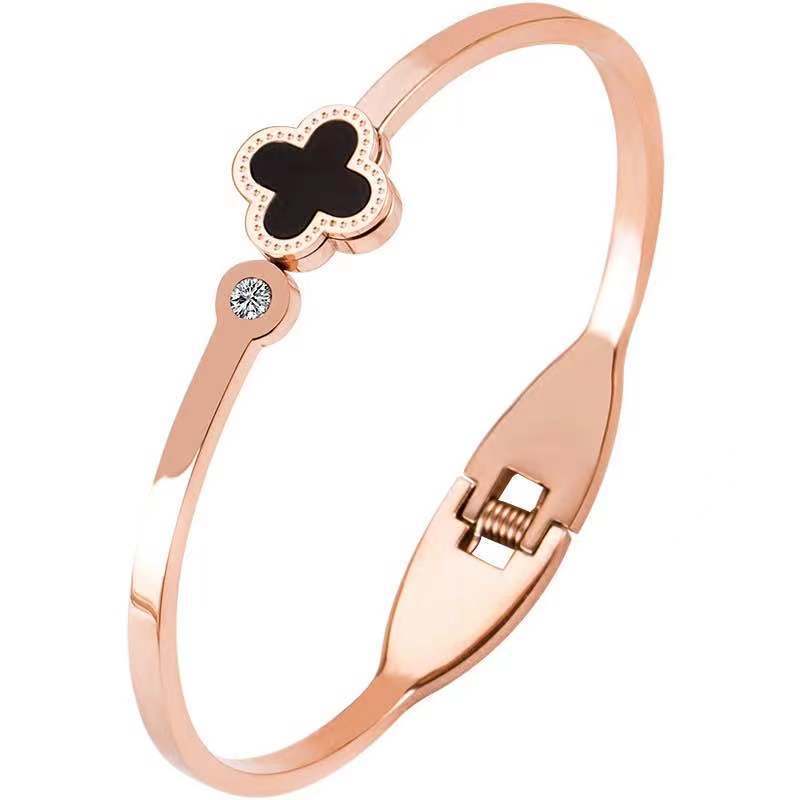 Pulsera minimalista de trébol de cuatro hojas de acero de titanio chapado en oro rosa para mujer con acabado pulido y diseño de abertura ajustable