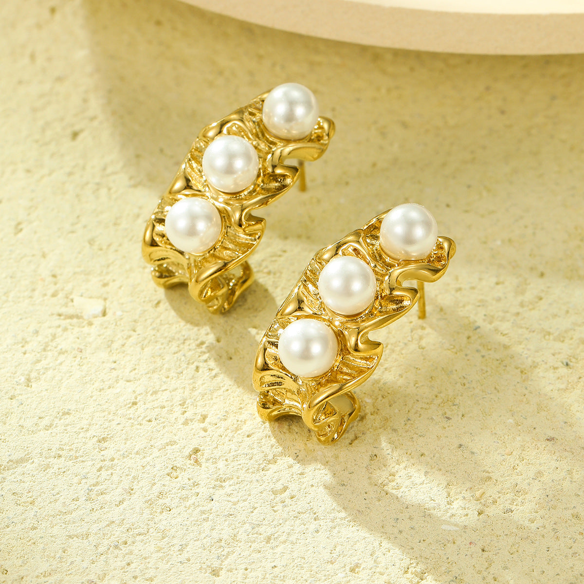 Pendientes de perlas de acero inoxidable con forma de C a la moda con acabado galvanizado para mujer