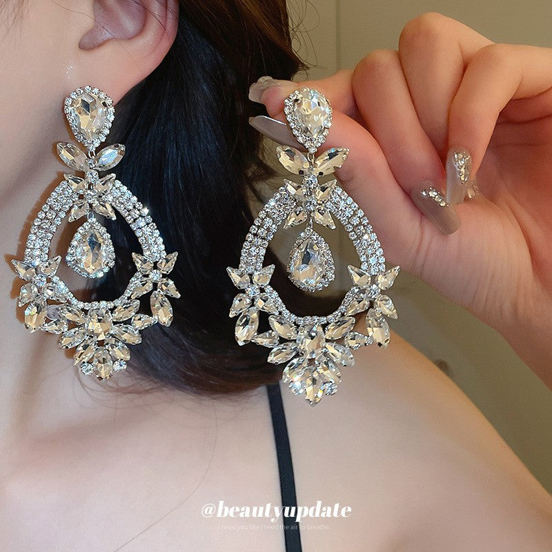 Orecchini a perno di lusso con lega geometrica irregolare e intarsio di strass, placcati argento, alla moda e versatili da donna