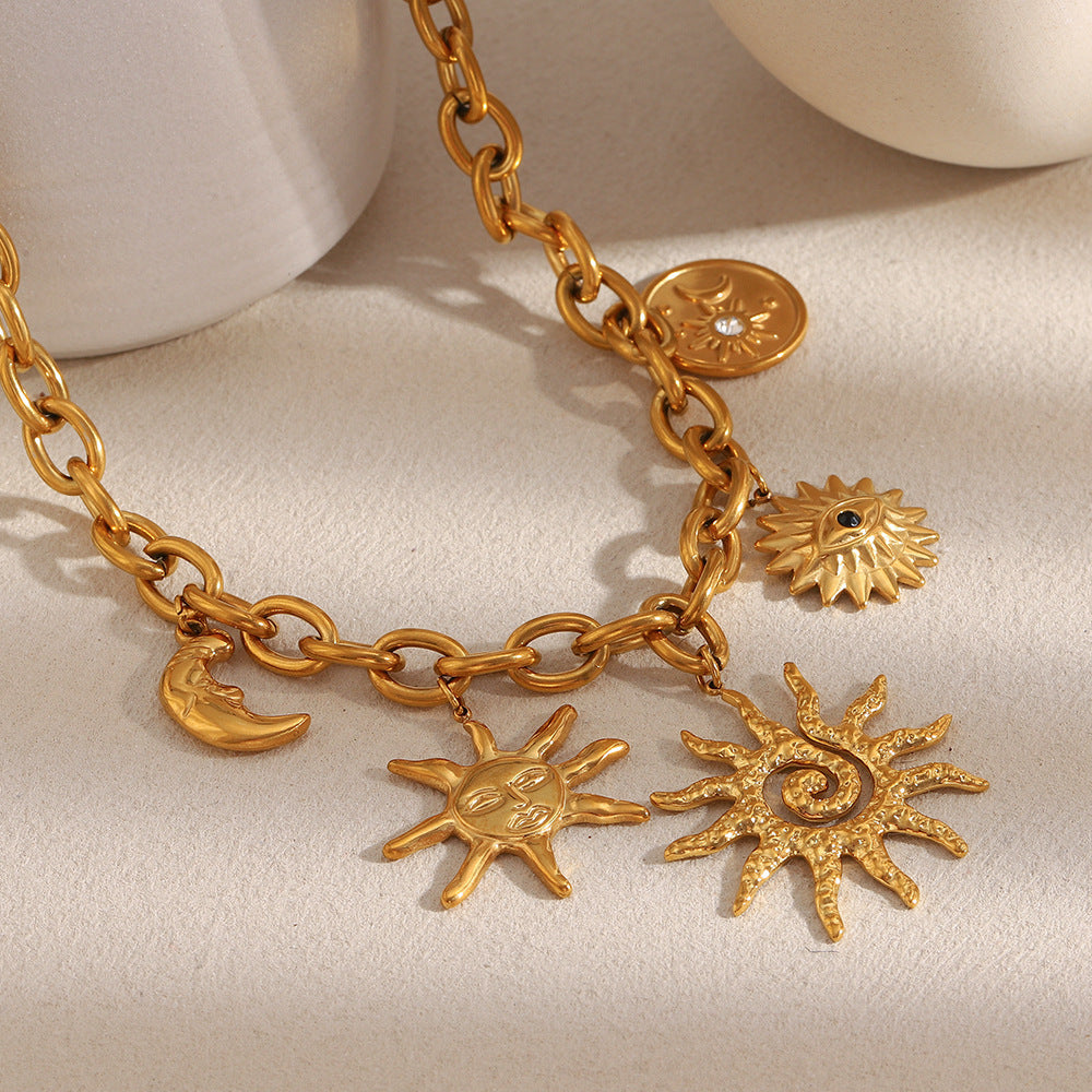 Collar con colgante de sol geométrico minimalista para mujer en acero inoxidable con baño de oro de 18 quilates en cadena tipo O